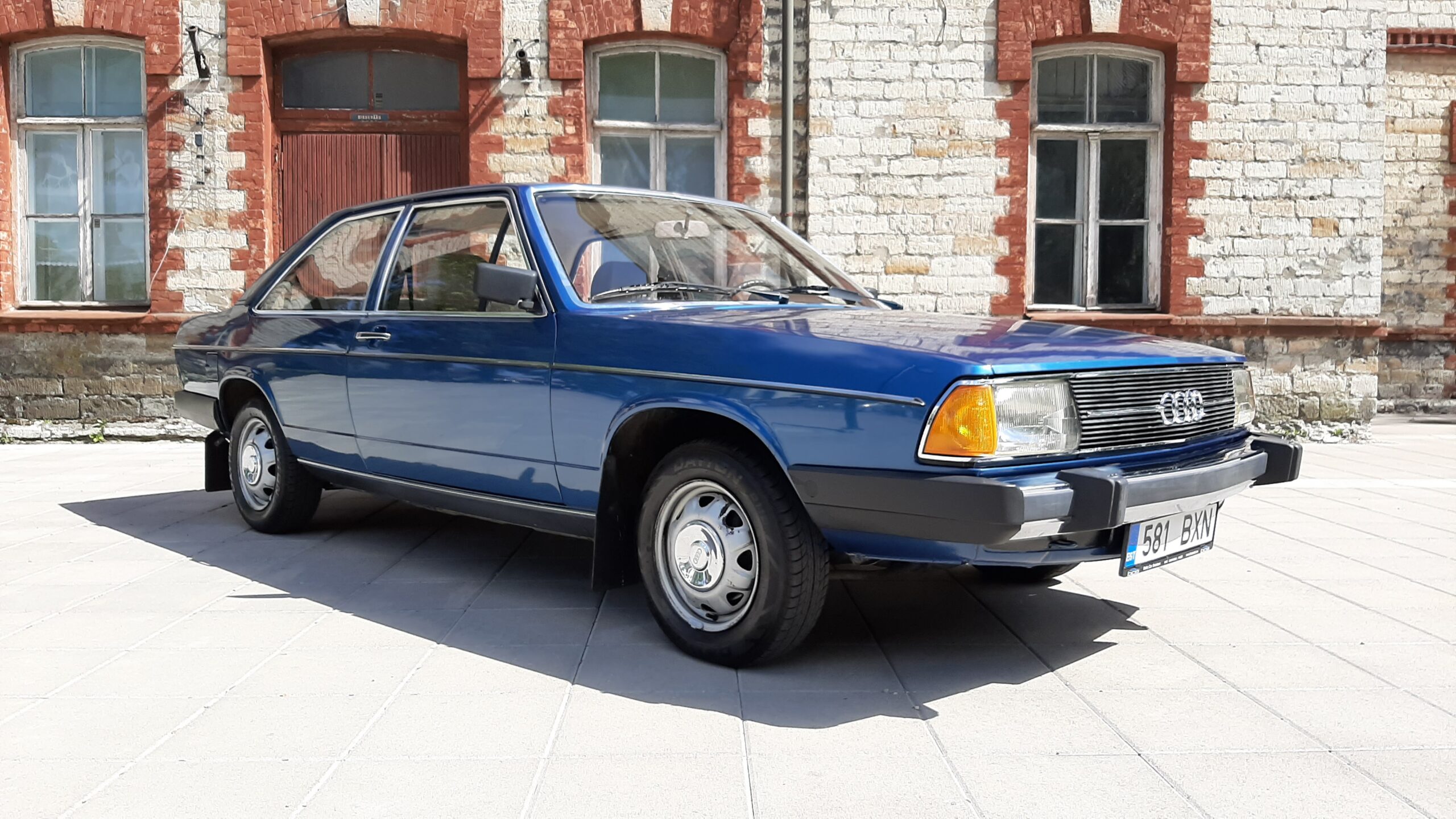 Classic_car_Audi_100_for_sale