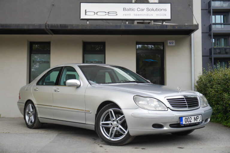 Classic_car_Mercedes-Benz_S320_for_sale